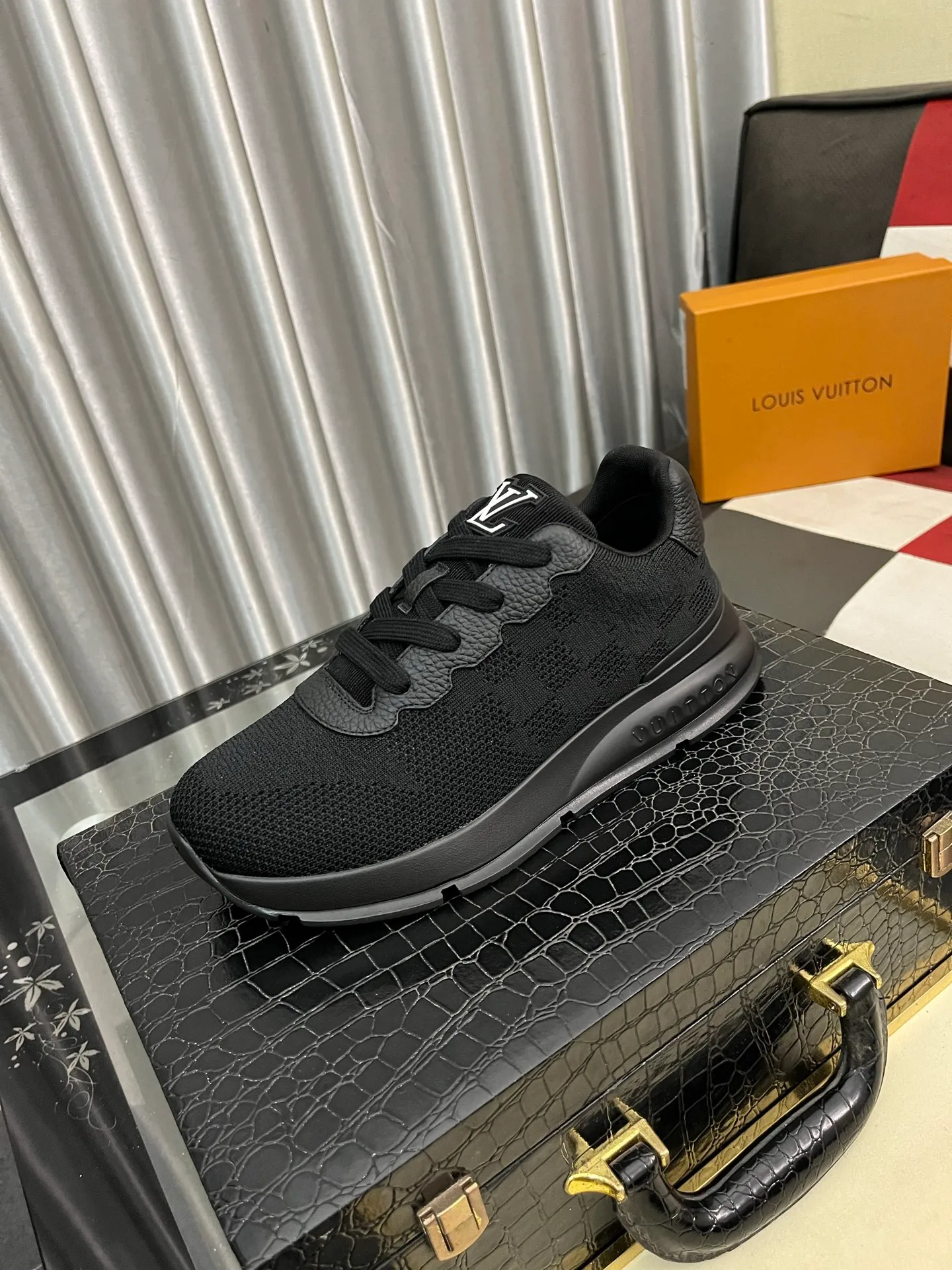 Men's Men's Shoes 💰640⌚️⌚️LV TARINE Louis Vuitton L Family Donkey Brand Casual Sports Shoes Skateboard Shoes Original purchase, development and production This LV Trainer sneaker is made of cow leather to create a complex upper, which requires several hours of ingenious sewing to complete. Inkjet printing renders a unique retro effect, and the classic configuration is from the hands of Virgil Abloh, showing the inspiration of retro basketball shoes. Exquisite packaging at the delivery counter🛍📦 ▪️Fabrics: Original customized first-layer cowhide ▪️Inner lining: Original customized breathable mesh ▪️Outsole: Original molded two-color TPU combination outsole ▪️Size: 38-44